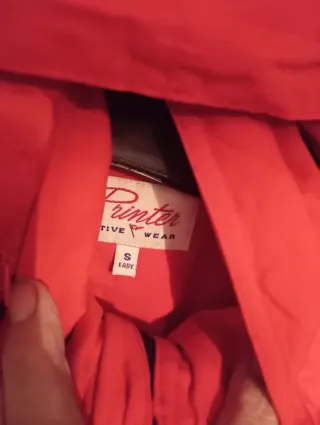 Chaqueta roja con capucha