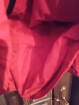 Chaqueta roja con capucha