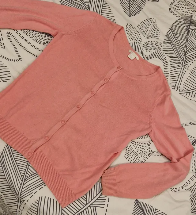 Chaqueta rosa de punto con botones.