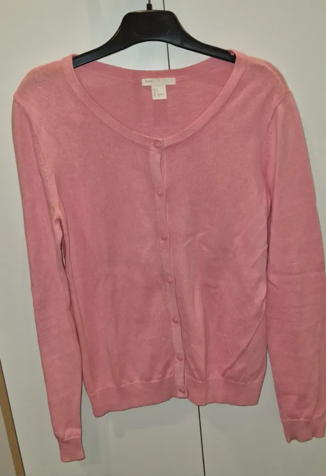 Chaqueta rosa de punto con botones.