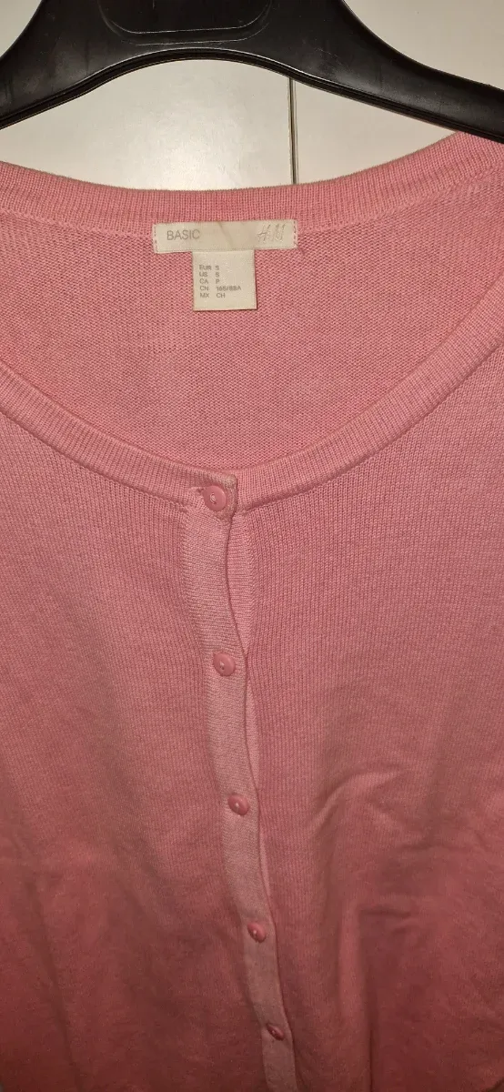 Chaqueta rosa de punto con botones.