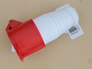 Enchufe industrial rojo y blanco