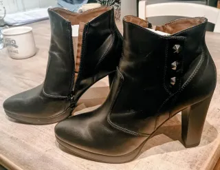 Stivaletti neri con tacco e borchie