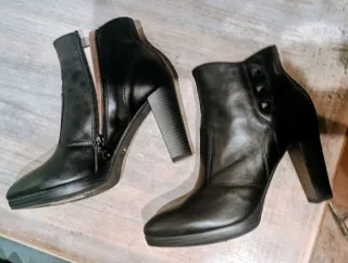 Stivaletti neri con tacco e borchie