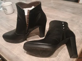 Stivaletti neri con tacco e borchie