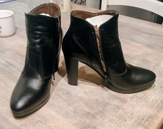 Stivaletti neri con tacco e borchie