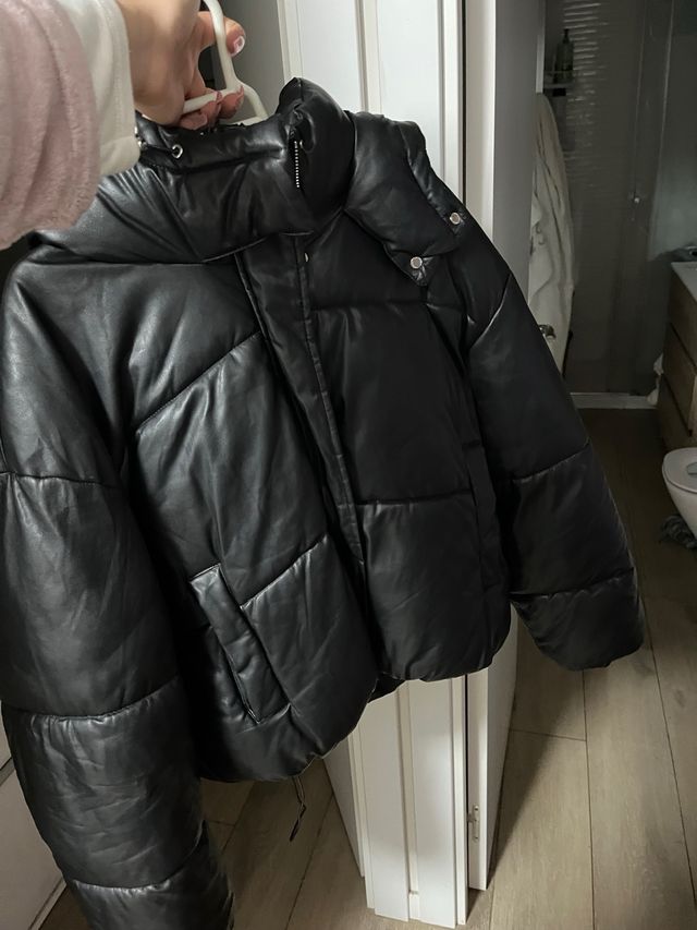 Chaqueta acolchada efecto piel negra