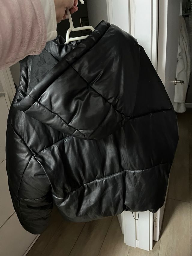 Chaqueta acolchada efecto piel negra