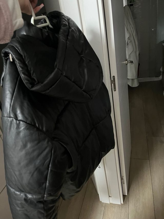 Chaqueta acolchada efecto piel negra