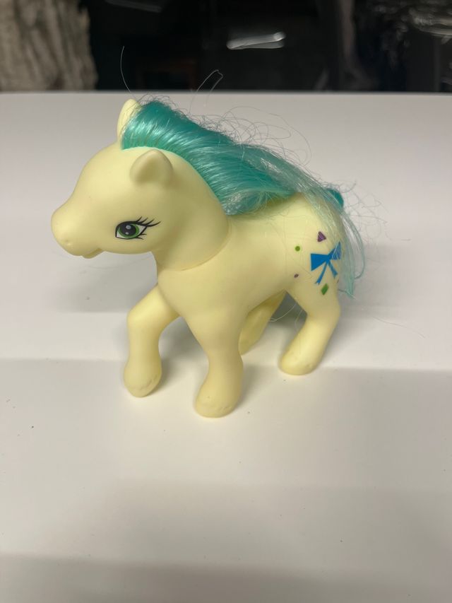 Boneco de Pônei Amarelo com Crina Turquesa