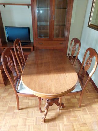 Mesa y 4 sillas de comedor