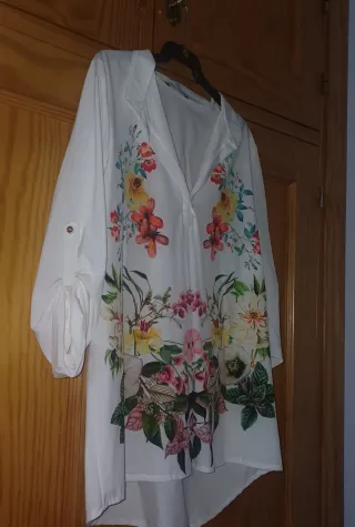 Camisa blanca con estampado floral
