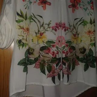 Camisa blanca con estampado floral