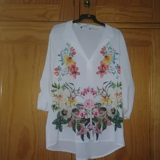 Camisa blanca con estampado floral