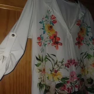Camisa blanca con estampado floral