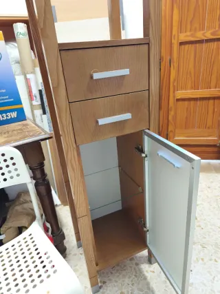 Columna de madera con cristal