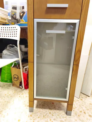 Columna de madera con cristal