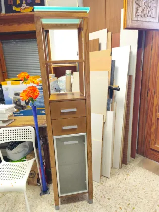 Columna de madera con cristal