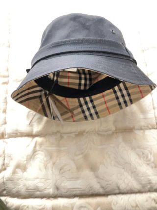 Cappello Burberry nero con fibbia
