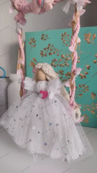 Muñeca de macramé en aro decorado