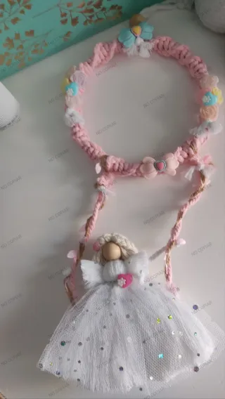 Muñeca de macramé en aro decorado