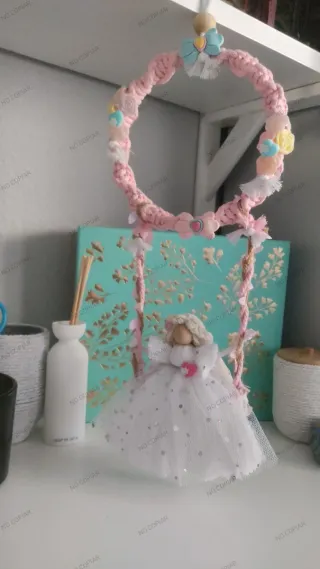Muñeca de macramé en aro decorado