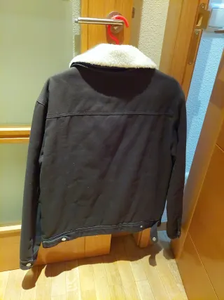 Chaqueta Zara chico verde oliva.