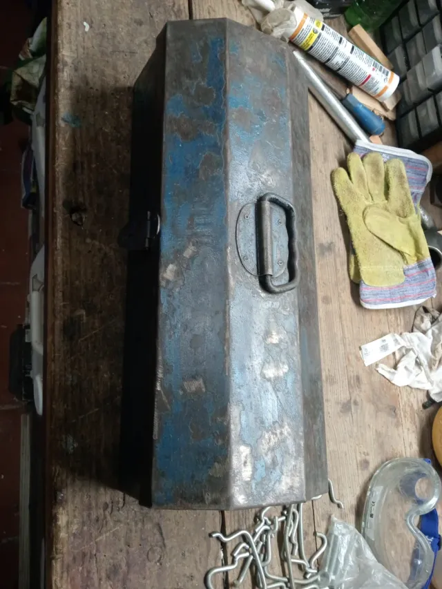 Antigua caja de herramientas metálica