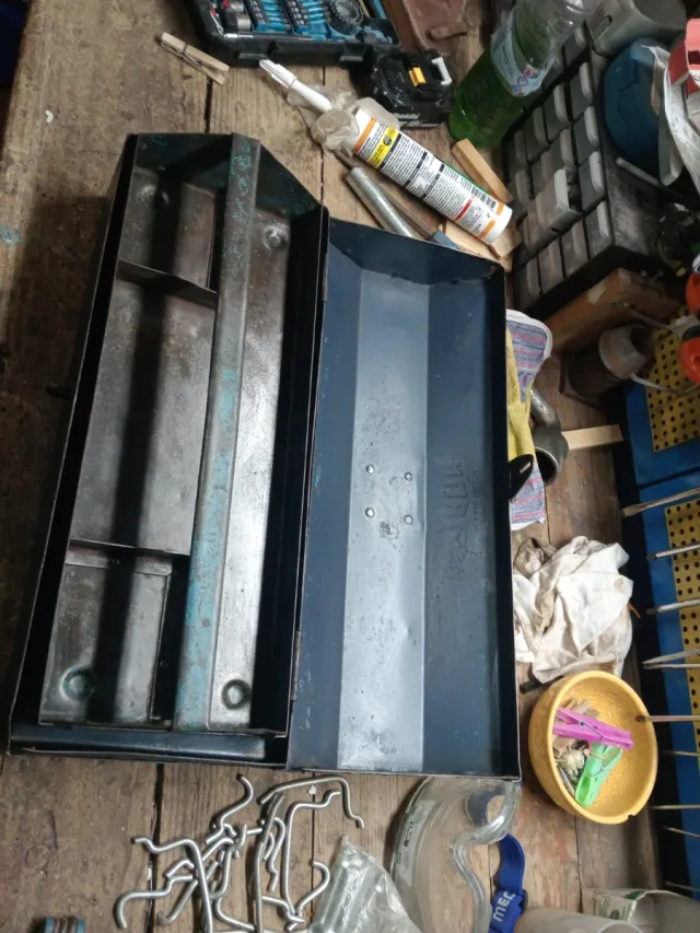 Antigua caja de herramientas metálica