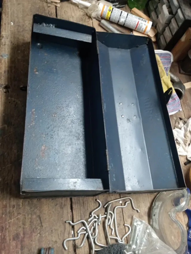 Antigua caja de herramientas metálica