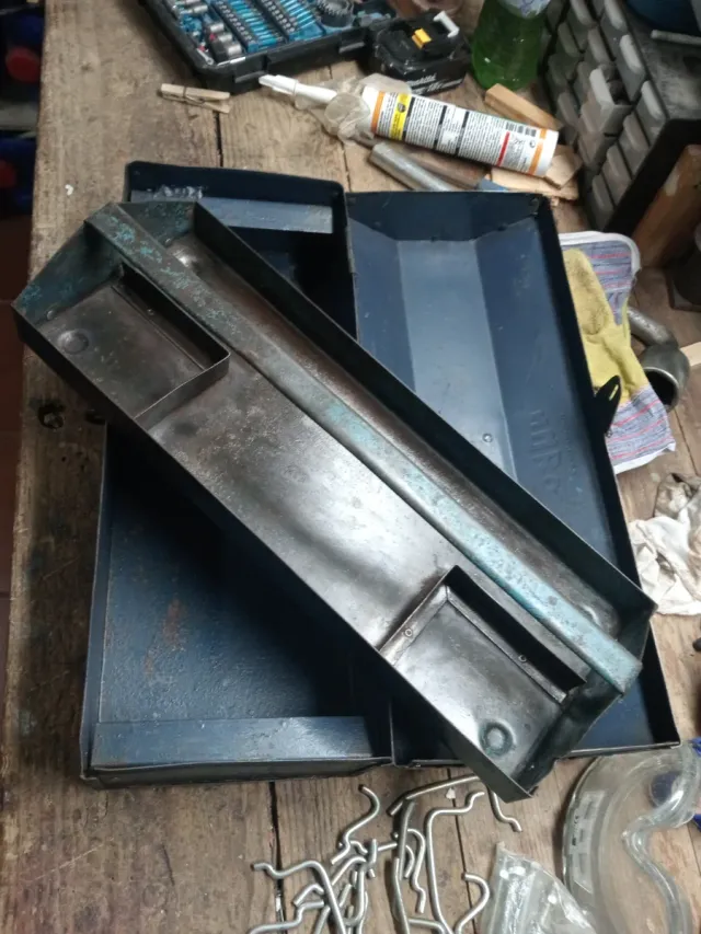 Antigua caja de herramientas metálica