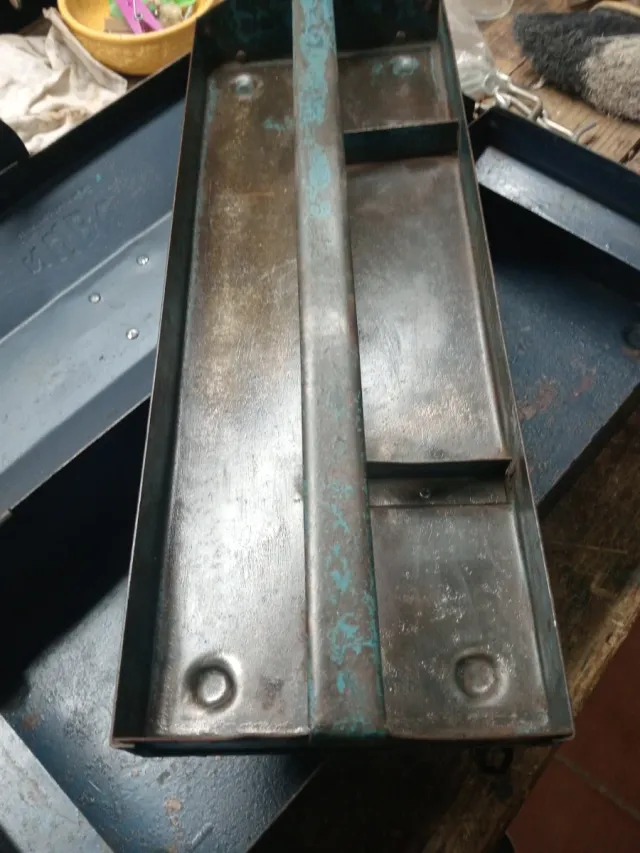 Antigua caja de herramientas metálica