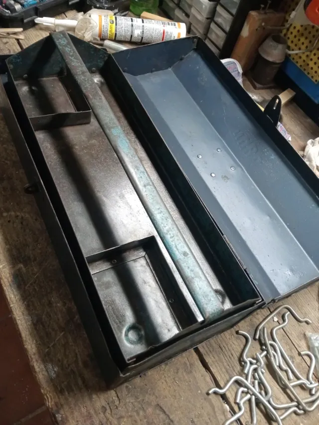 Antigua caja de herramientas metálica