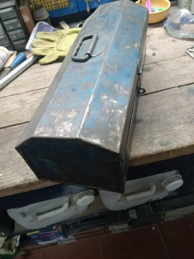 Antigua caja de herramientas metálica