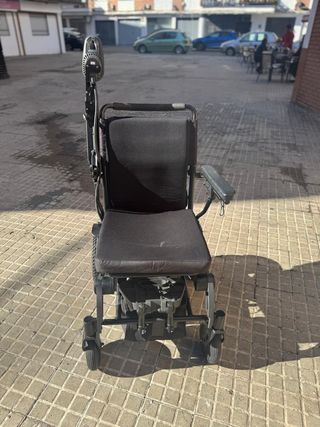 Silla de ruedas eléctrica y plegable