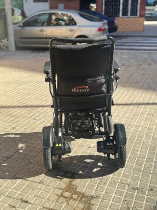 Silla de ruedas eléctrica y plegable