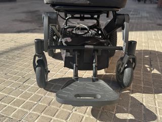 Silla de ruedas eléctrica y plegable