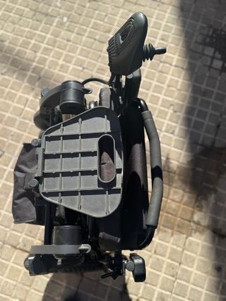 Silla de ruedas eléctrica y plegable