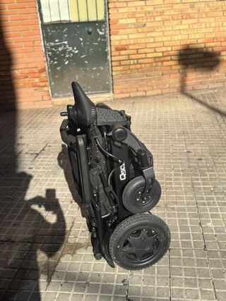Silla de ruedas eléctrica y plegable