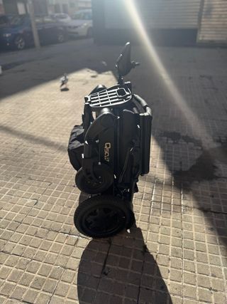 Silla de ruedas eléctrica y plegable