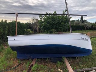 Barca tipo llaut recién pintada