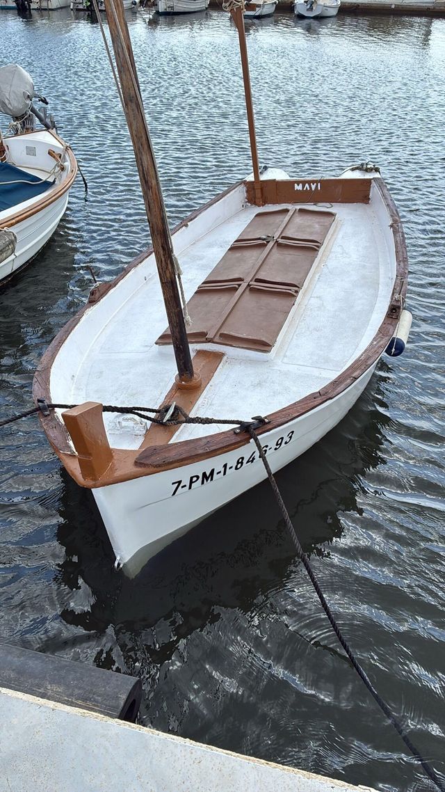 Barca tipo llaut recién pintada