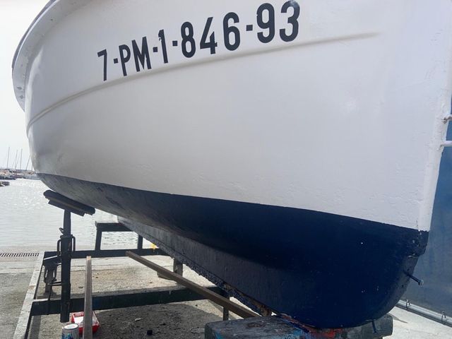 Barca tipo llaut recién pintada