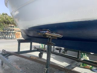 Barca tipo llaut recién pintada