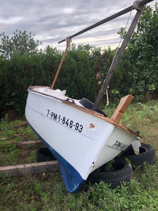 Barca tipo llaut recién pintada