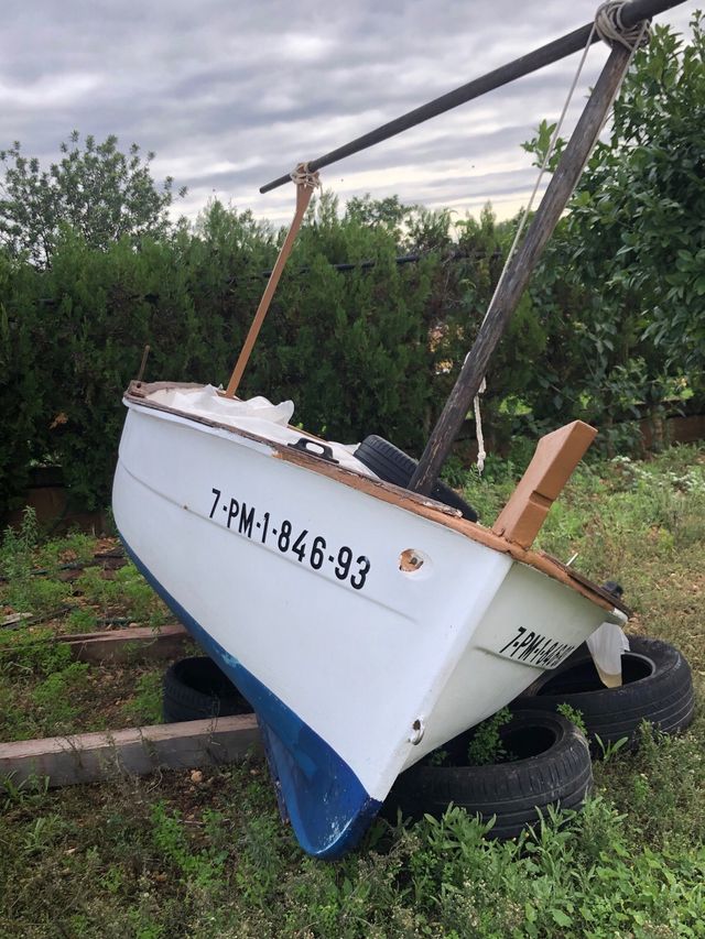 Barca tipo llaut recién pintada