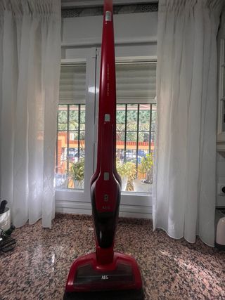 Aspiradora Escoba Roja AEG sin cable.