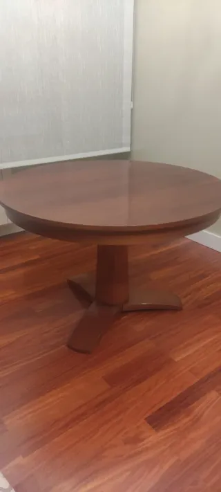 Mesa redonda de madera