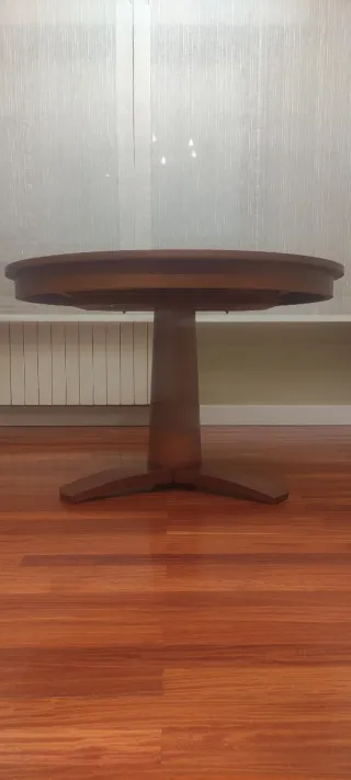 Mesa redonda de madera