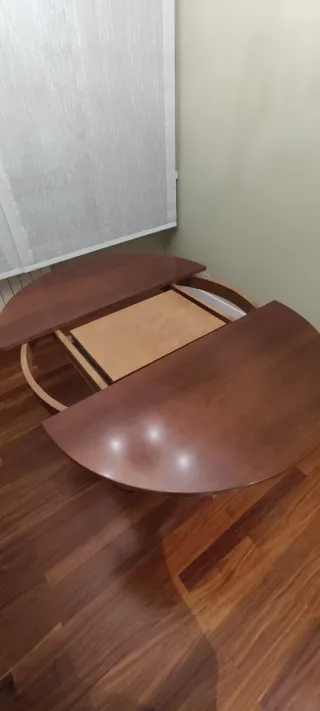 Mesa redonda de madera